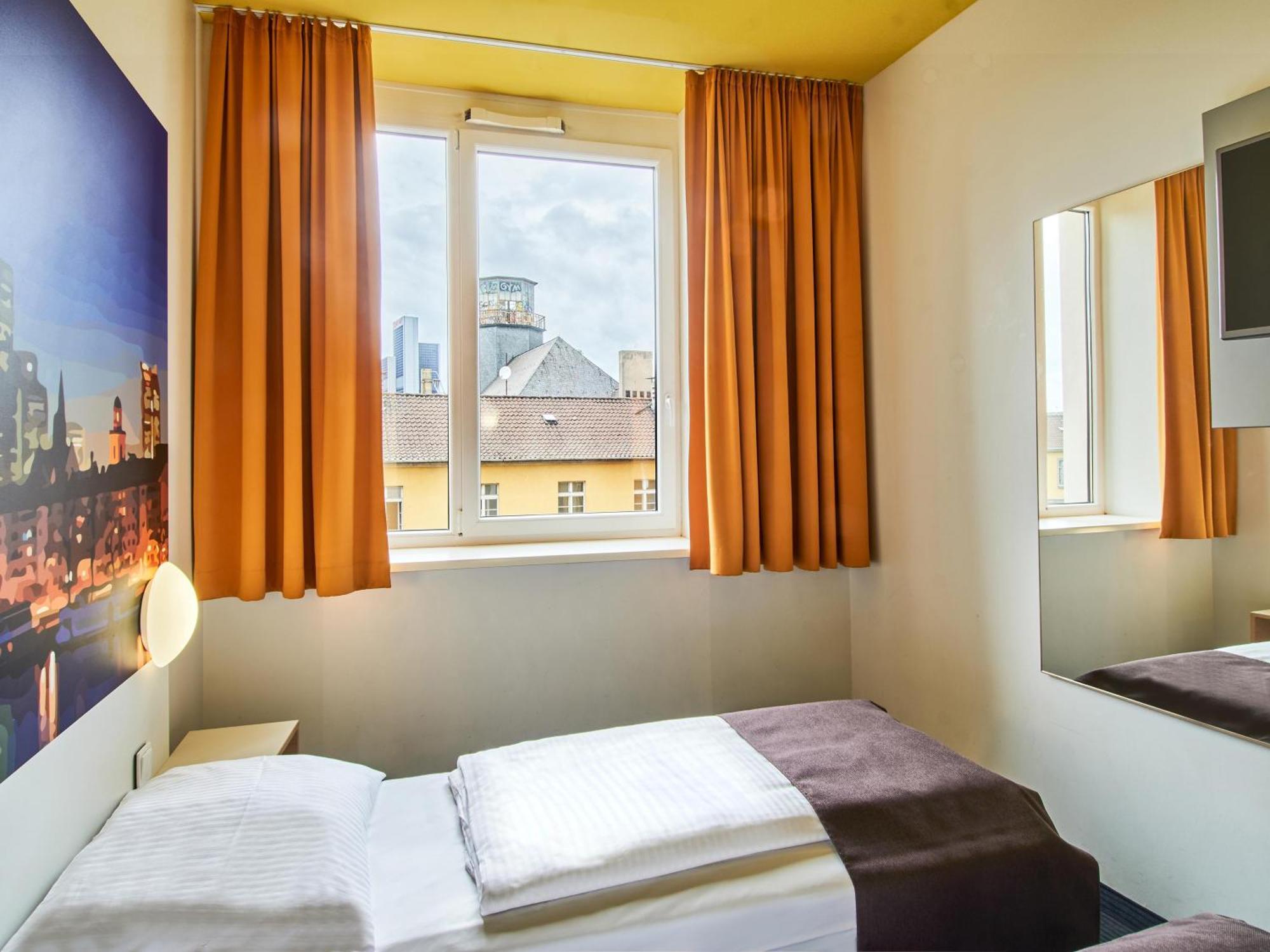 บีแอนด์บี โฮเต็ล แฟรงค์เฟิร์ต-เอชบีเอฟ Hotel Frankfurt am Main ภายนอก รูปภาพ